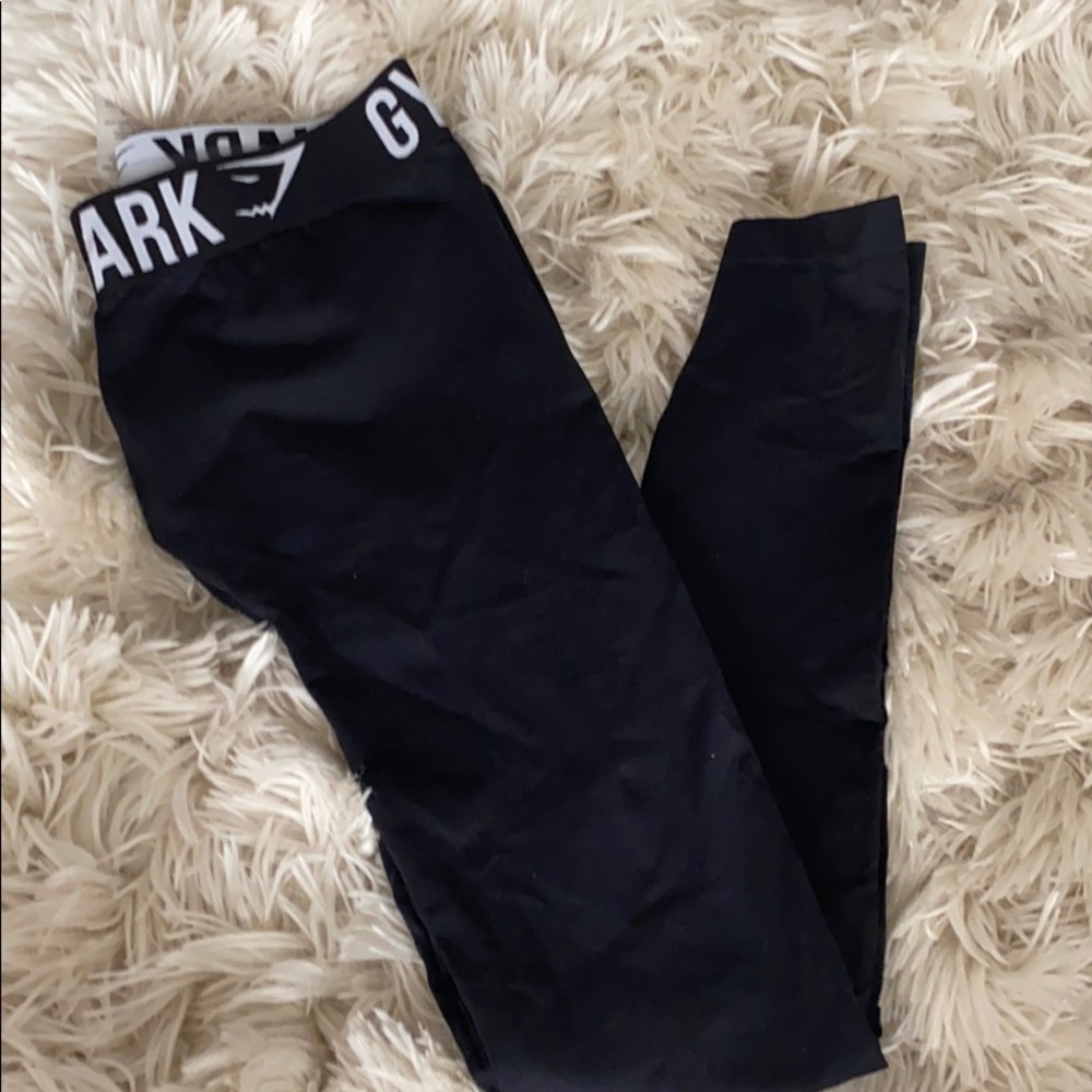 Gym shark leggings